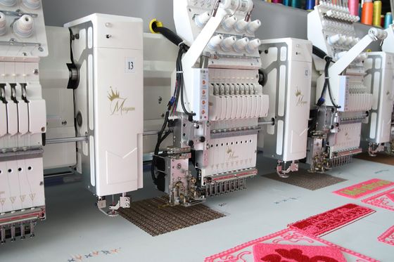 Machine de broderie multi-fonctionnelle à l'aide d'un ordinateur