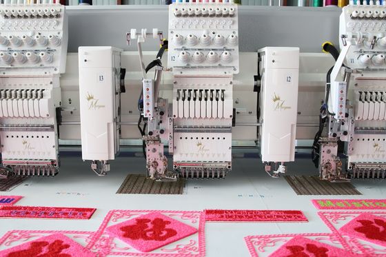 Machine de broderie multi-fonctionnelle à l'aide d'un ordinateur
